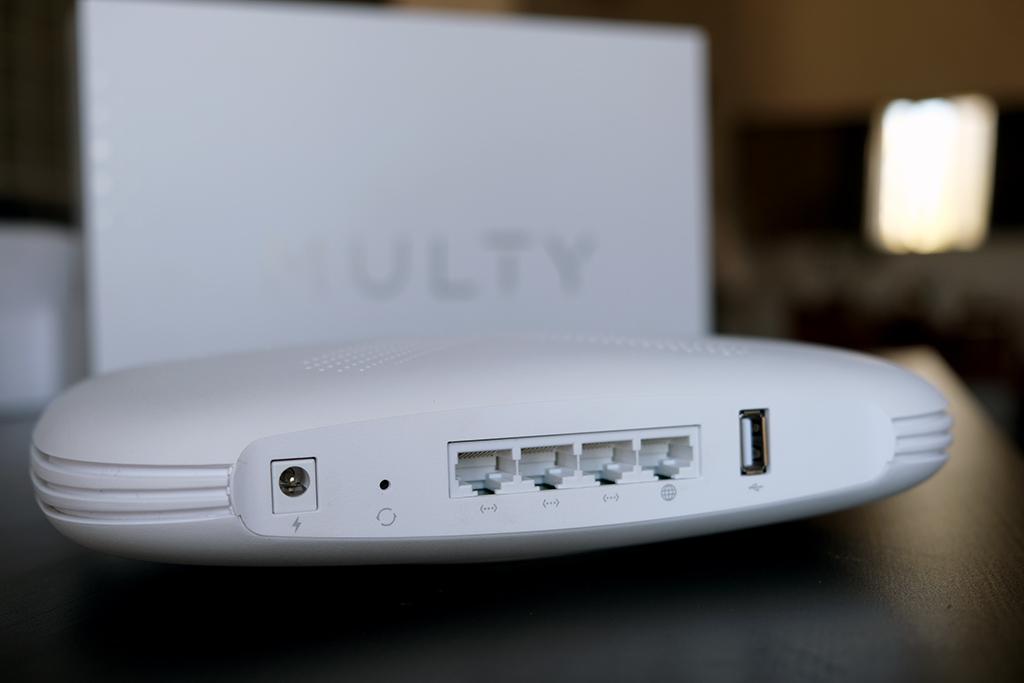 Иллюстрация: Модуль Zyxel Multy X представляет собой 236 x 178 x 51.5 мм округлый корпус.